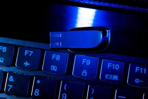 Computer programmers or hackers use usb to get information from their laptops Stock-Fotos
