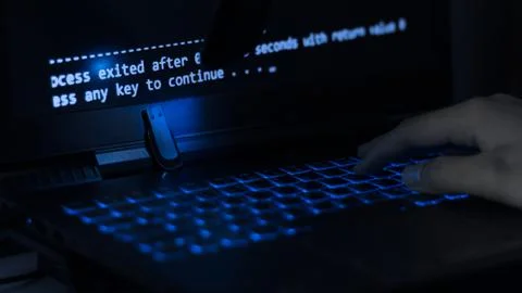 Computer programmers or hackers use usb to get information from their laptops Stock-Fotos