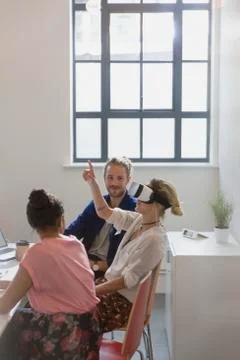 Computer programmers testing virtual reality simulator glasses in office Foto stock