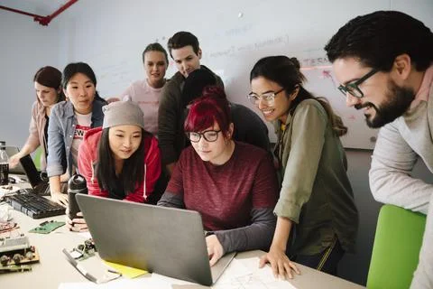 Computer programmers working at laptop in conference room meeting Stock-Fotos