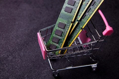 Computer ram memory modules in mini shopping cart Foto stock