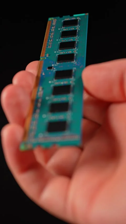 Computer RAM or Random Access Memory, chips on the board, increasing price .. Vidéo 329323233