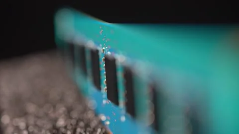 Computer RAM or Random Access Memory, chips on the board, increasing price .. Vidéo 329323274