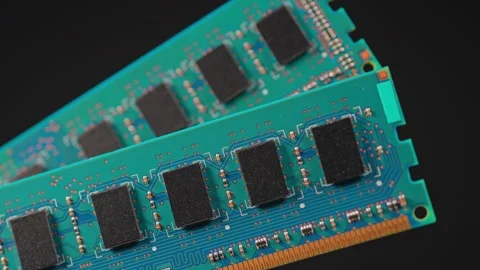 Computer RAM or Random Access Memory, chips on the board, increasing price .. Vidéo 329323289