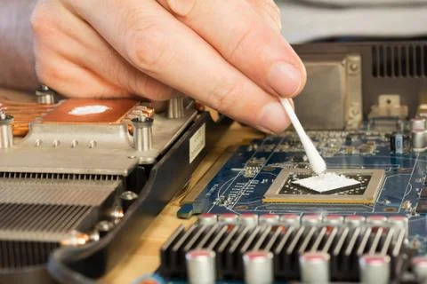 Computer repair. applying thermal paste to the video processor. close-up sele Foto stock