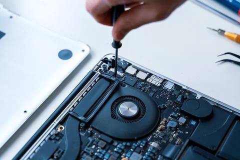 Computer repair man. Pc technician service with laptop on hardware background Foto stock