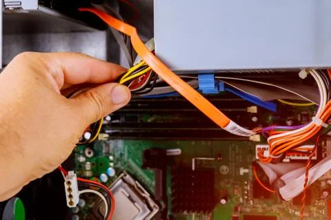 Computer repairing computer hardware in service center Foto stock