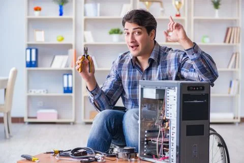 Computer repairman with bright idea gesture Stock-Fotos
