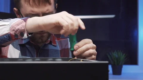 Computer repairman disassembles the PC system unit 库存影片 115084694