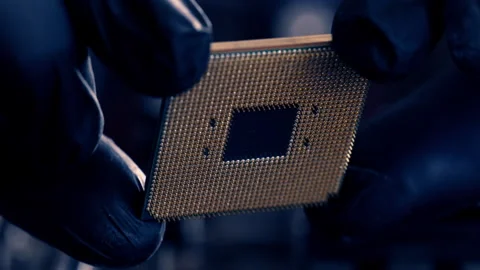 Computer Repairman Holding Pc Processor 库存影片 317989273