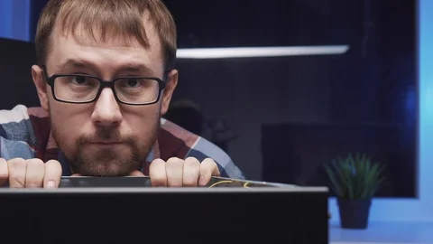 Computer repairman puzzled looks at the open PC system unit 库存影片 115084719