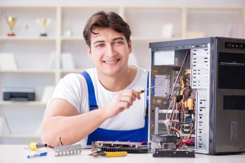Computer repairman repairing desktop computer Stock-Fotos