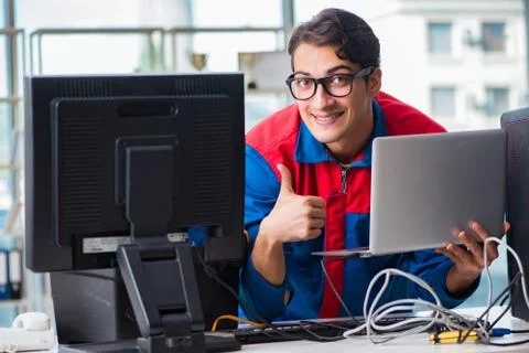 Computer repairman working on repairing computer in IT workshop Stockfoto's