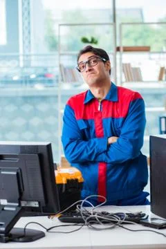 Computer repairman working on repairing computer in IT workshop Stock-Fotos