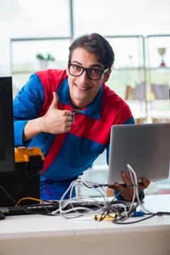 Computer repairman working on repairing computer in IT workshop Stockfoto's