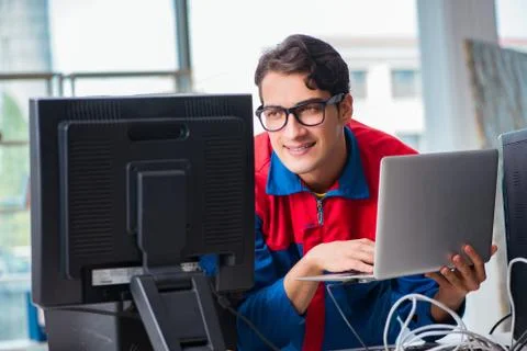 Computer repairman working on repairing computer in IT workshop Stock-Fotos
