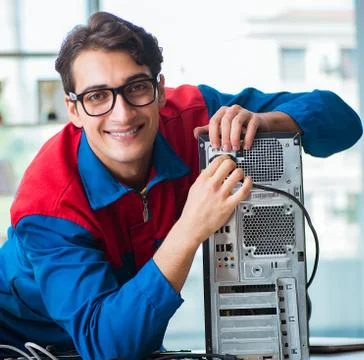 Computer repairman working on repairing computer in IT workshop Stock-Fotos
