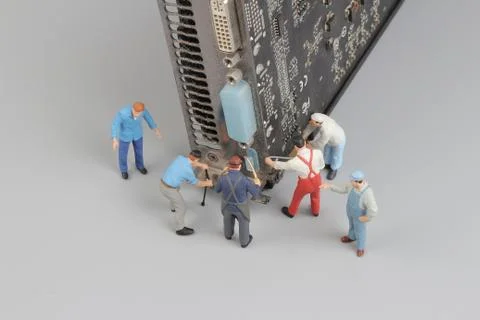 Computer repairs concept with mini figures and components Foto stock