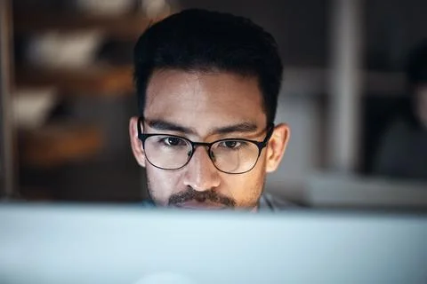 Computer, research and man in glasses for software development, night Stockfoto's