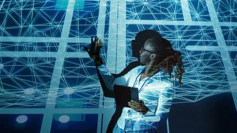 Computer scientist in AI server farm Foto stock