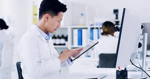 Computer, scientist and reading with tablet in lab, research biotech innova.. Foto stock