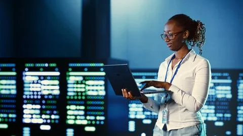 Computer scientist coding in data center Foto stock