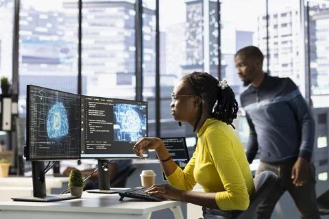 Computer scientist conducting tests to AI optimize machine learning Stockfoto's
