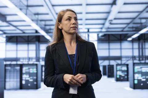 Computer scientist in data center identifying and solving technical issues 库存照片