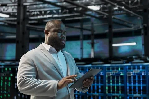 Computer scientist in data center runs system diagnostic tests on device Stockfoto's