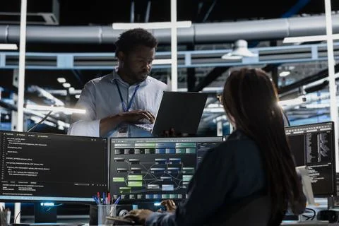 Computer scientist in data center using PC to visualize AI neural networks Foto stock