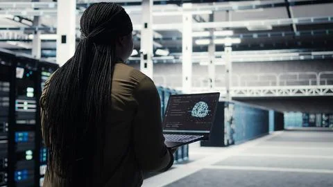 Computer scientist doing data center automation using AI on laptop Stock-Fotos