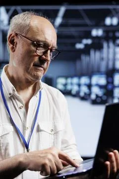 Computer scientist inspects servers Foto stock