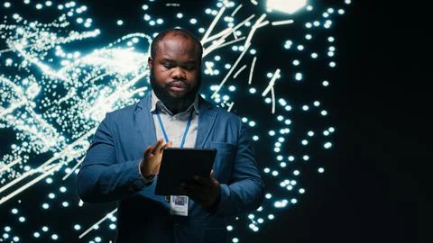 Computer scientist optimizes neural network neurons map with tablet Stockfoto's