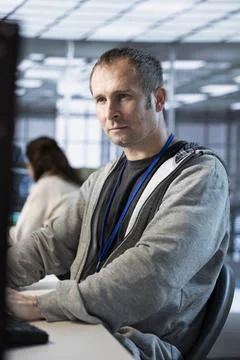 Computer scientist in server farm ensuring compliance with industry standards Foto stock