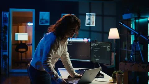 Computer scientist walking at home, developing software using laptop Stockfoto's