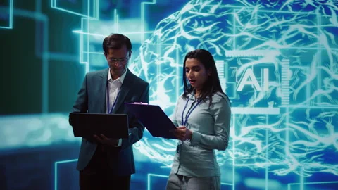 Computer scientists collaborating on developing AI system in high tech workspace Vidéo 278626741
