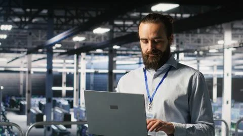 Computer scientists on data center platform analyzing performance outputs Stockfoto's