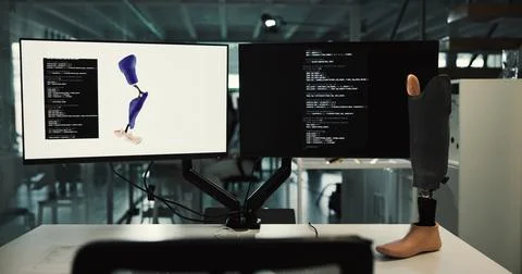 Computer screen, code and 3D model with prosthetic leg for robotic developm.. Stockfoto's