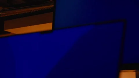 Computer Screen Displaying a Blank Blue Background in a Modern Workspace Vidéo 331164532