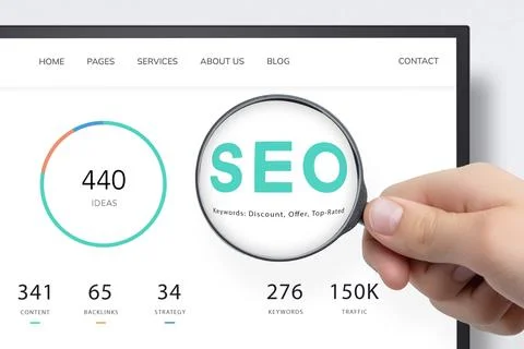Computer screen displaying SEO data with magnifying glass Foto stock