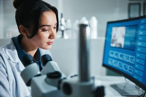 Computer screen, face and microscope with woman in laboratory for development Foto stock