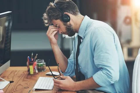 Computer screen, headache or man with headset in office, troubleshooting fa.. Foto stock