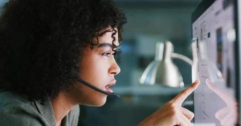Computer screen, headset and pointing with woman in call center for problem.. 스톡 사진