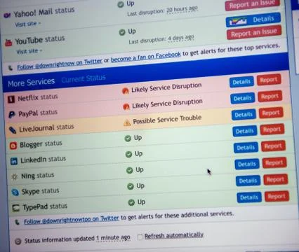 Computer screen with internet pages and internet data not working down Foto stock