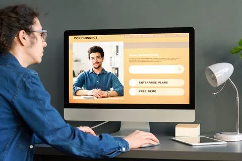 Computer Screen with Man Browsing Website Stockfoto's