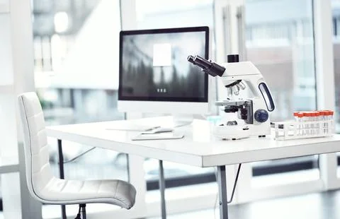 Computer screen, microscope and lab setup for research, biotechnology and m.. Foto stock