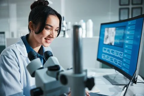 Computer screen, microscope and smile with scientist in laboratory for Foto stock