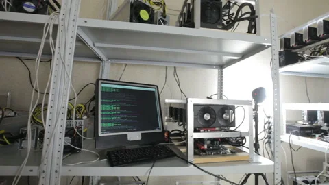 Computer screen with mining cryptocurrency data Vidéo 87046083