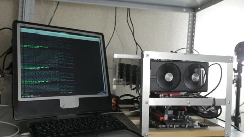 Computer screen with mining cryptocurrency data Vídeo Stock 87046172