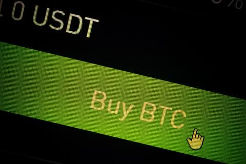 Computer screen with the mouse cursor on the Buy Bitcoin button Foto stock